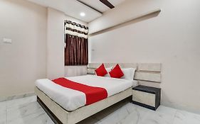 Oyo 69873 Hotel Fld